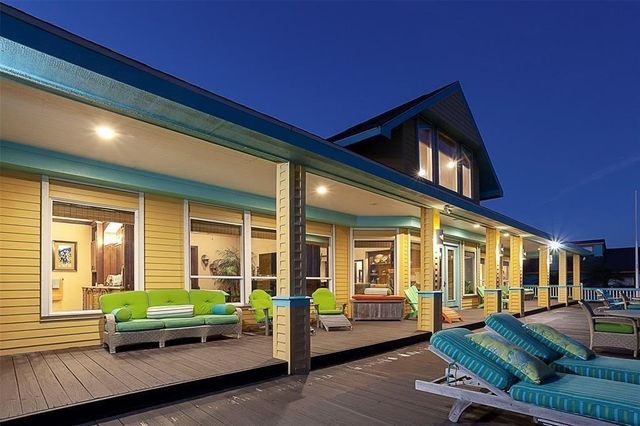 680 Villa Drive, Crystal Beach, TX 77650