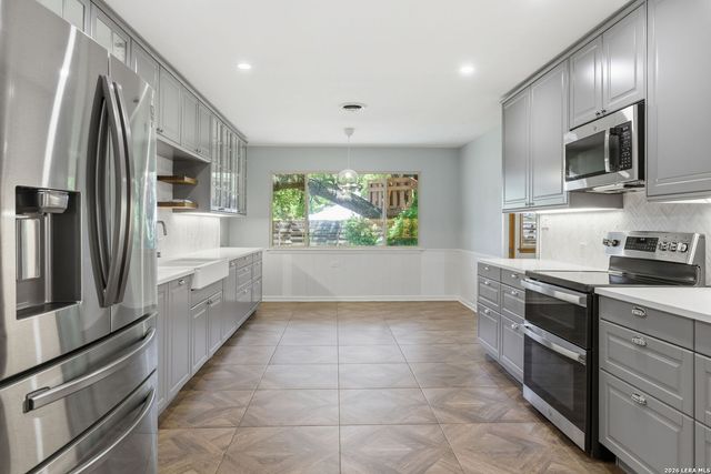 105 Cobblestone, Castle Hills, TX 78213