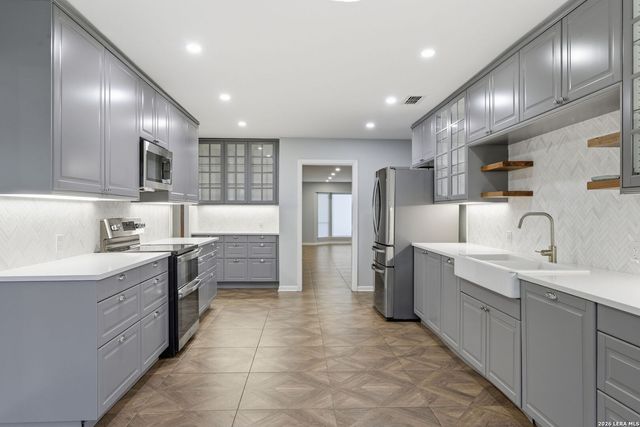 105 Cobblestone, Castle Hills, TX 78213