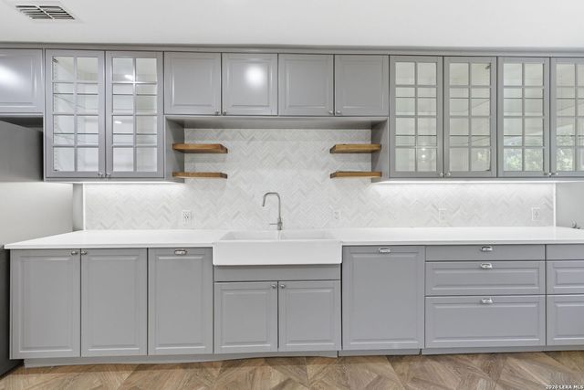 105 Cobblestone, Castle Hills, TX 78213