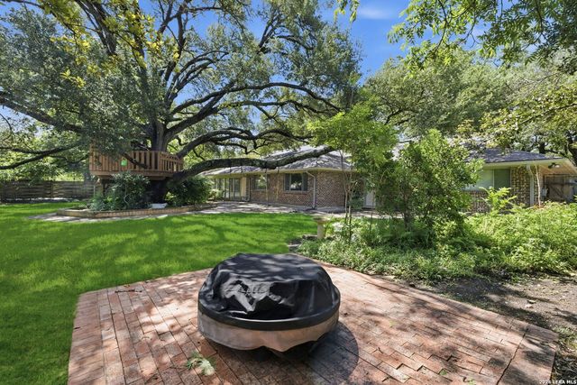 105 Cobblestone, Castle Hills, TX 78213