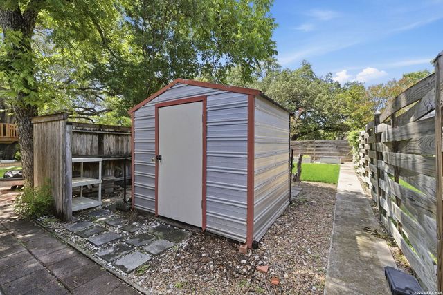 105 Cobblestone, Castle Hills, TX 78213