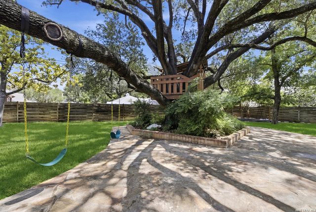 105 Cobblestone, Castle Hills, TX 78213