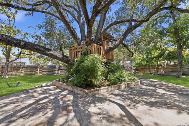 105 Cobblestone, Castle Hills, TX 78213
