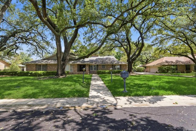 105 Cobblestone, Castle Hills, TX 78213