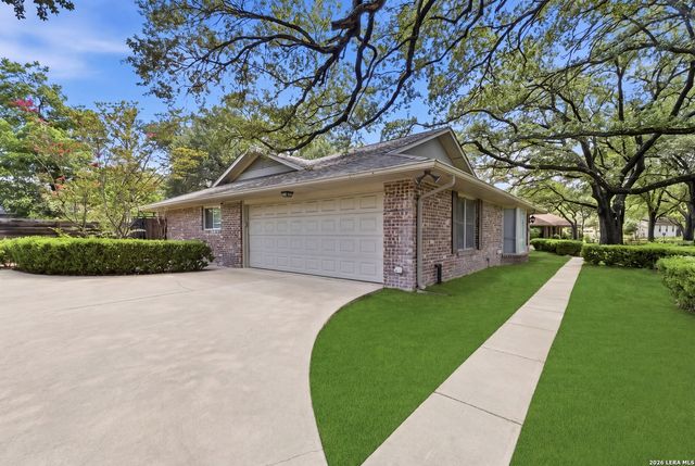 105 Cobblestone, Castle Hills, TX 78213