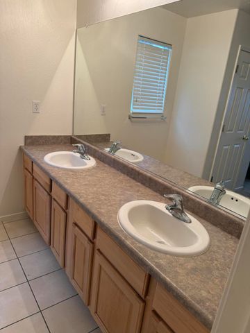 2020 W Bristol Lane, Hanford, CA 93230