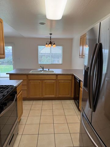 2020 W Bristol Lane, Hanford, CA 93230