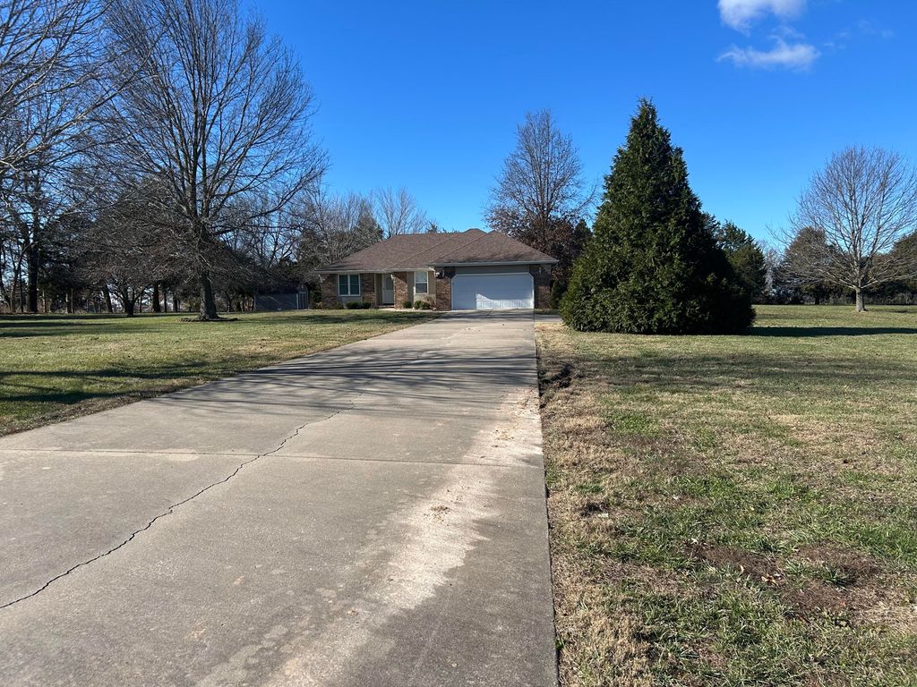 115 Cedar View Lane, Clever, MO 65631