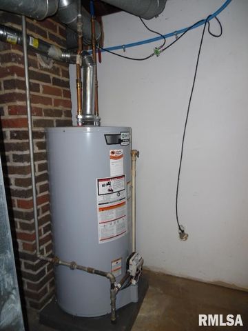 1620 N 3RD Street, Clinton, IA 52732