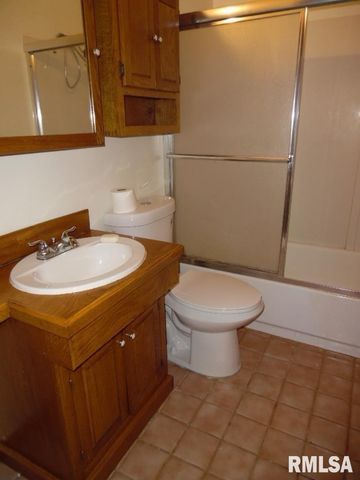 1620 N 3RD Street, Clinton, IA 52732