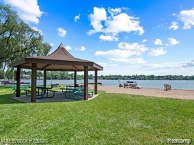 2337 HORSESHOE Drive, West Bloomfield Charter Township, MI 48322