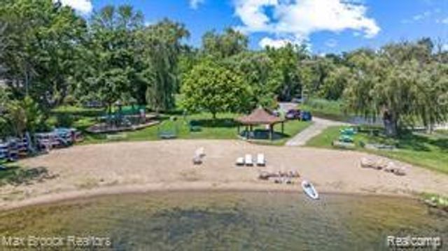 2337 HORSESHOE Drive, West Bloomfield Charter Township, MI 48322