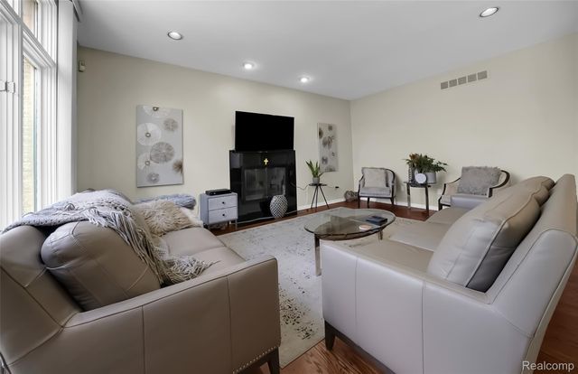 2337 HORSESHOE Drive, West Bloomfield Charter Township, MI 48322