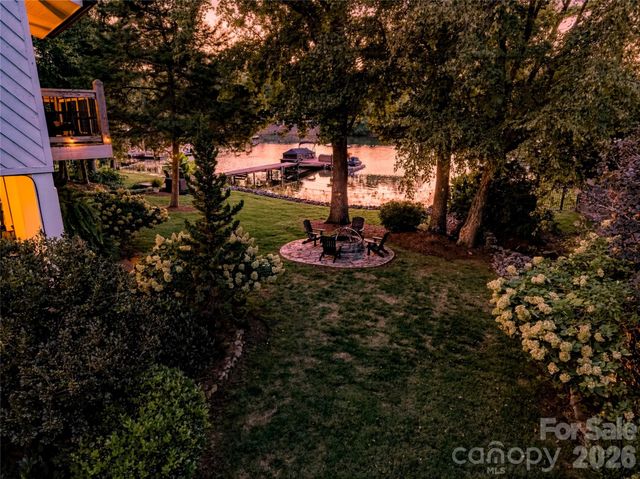 8172 Malibu Pointe Lane, Denver, NC 28037