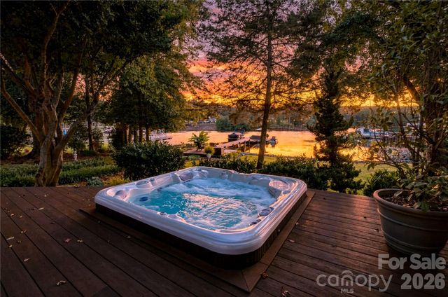 8172 Malibu Pointe Lane, Denver, NC 28037