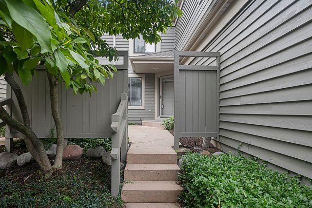 488 White Oak Lane, Lake Barrington, IL 60010