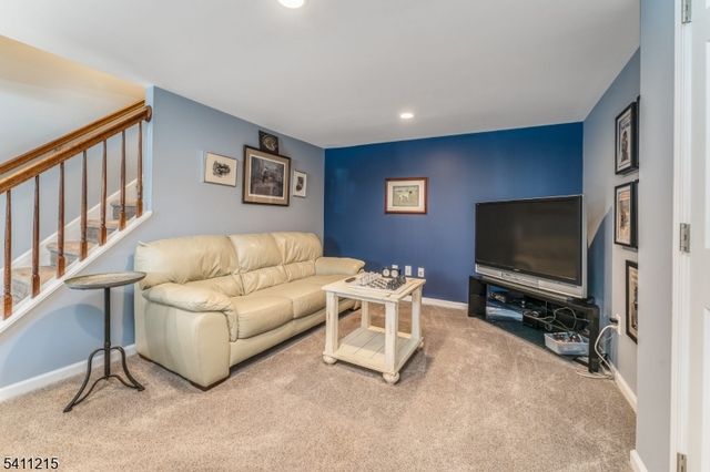 16 Aberdeen Cir, Raritan Twp., NJ 08822
