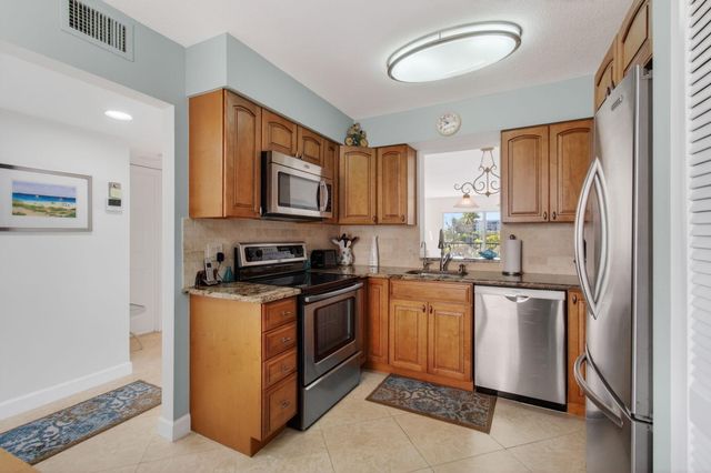 7006 Huntington Lane 404, Delray Beach, FL 33446