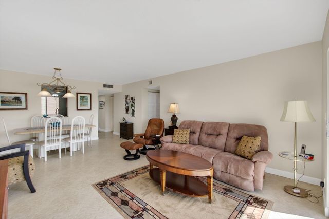 7006 Huntington Lane 404, Delray Beach, FL 33446