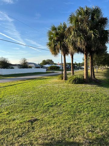 1637 SW Taurus Ln, Port St. Lucie, FL 34984