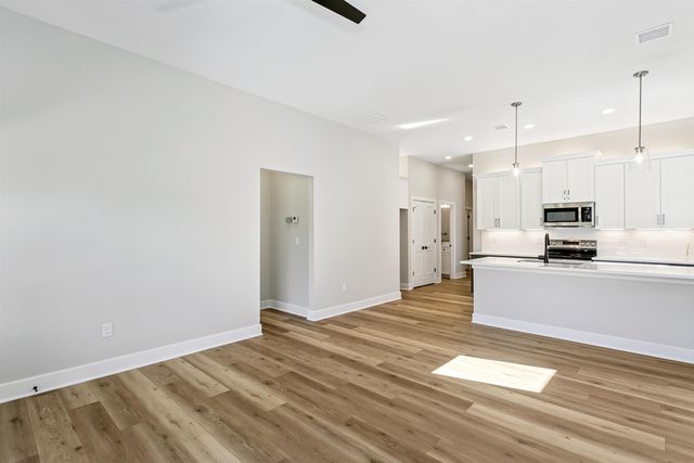 433 E Lexington Ln, Andover, KS 67002