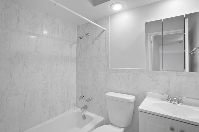 6758 N Sheridan Avenue 346, Chicago, IL 60626