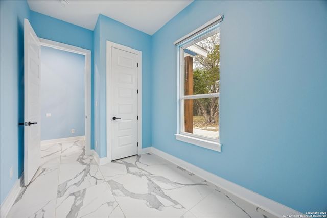 195 Crazy Horse Trail, Canyon Lake, TX 78133