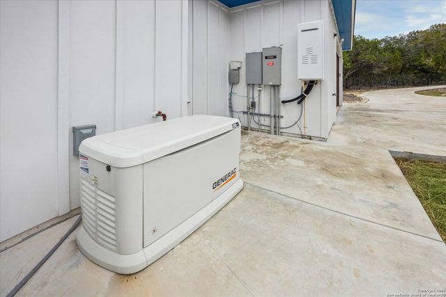 195 Crazy Horse Trail, Canyon Lake, TX 78133