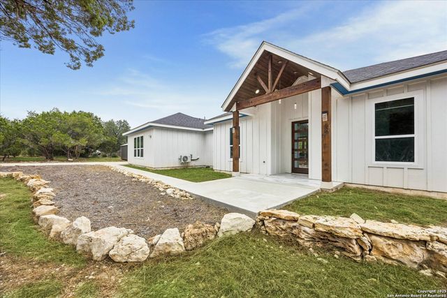 195 Crazy Horse Trail, Canyon Lake, TX 78133