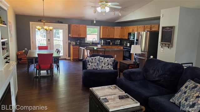 1095 Seabury Drive, Lake Orion, MI 48362
