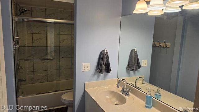 1095 Seabury Drive, Lake Orion, MI 48362