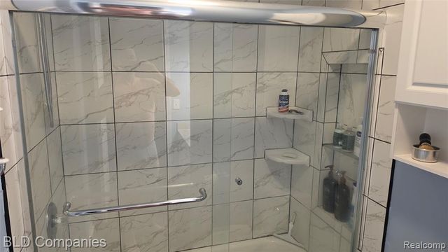 1095 Seabury Drive, Lake Orion, MI 48362