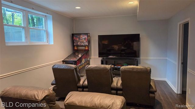 1095 Seabury Drive, Lake Orion, MI 48362