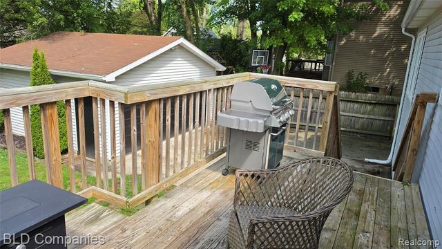 1095 Seabury Drive, Lake Orion, MI 48362