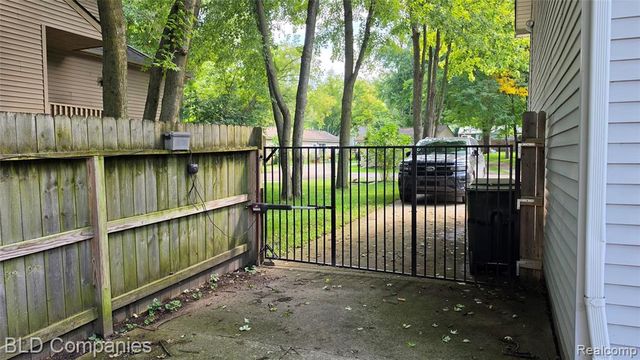1095 Seabury Drive, Lake Orion, MI 48362