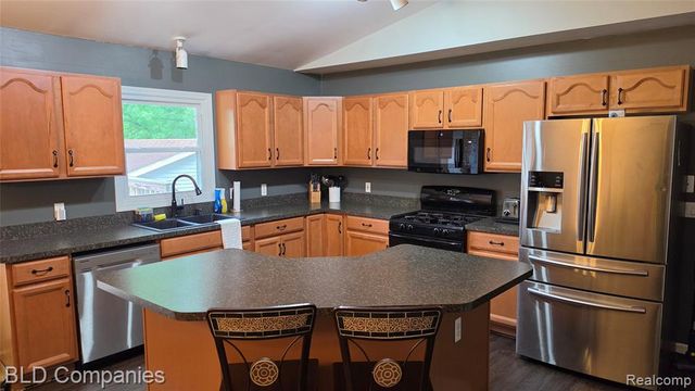 1095 Seabury Drive, Lake Orion, MI 48362