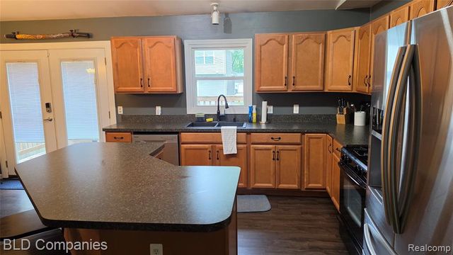 1095 Seabury Drive, Lake Orion, MI 48362