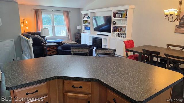 1095 Seabury Drive, Lake Orion, MI 48362