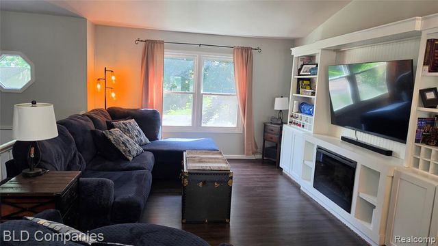 1095 Seabury Drive, Lake Orion, MI 48362