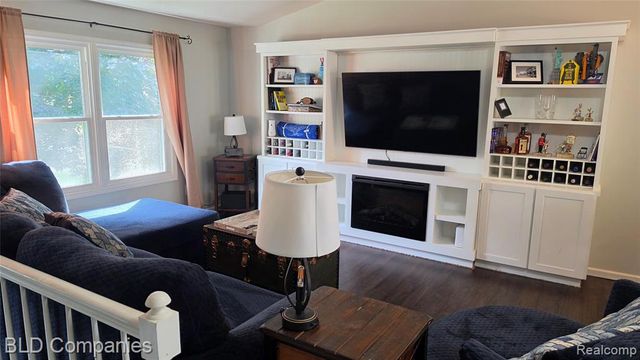 1095 Seabury Drive, Lake Orion, MI 48362