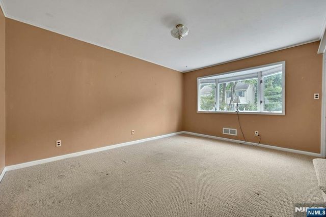 35 Oak Street, Oakland, NJ 07436
