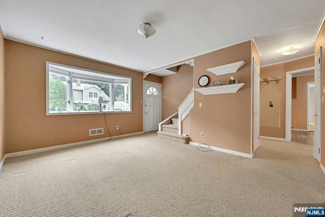 35 Oak Street, Oakland, NJ 07436