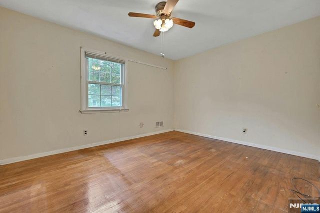 35 Oak Street, Oakland, NJ 07436