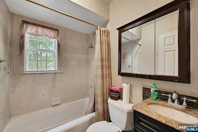 35 Oak Street, Oakland, NJ 07436