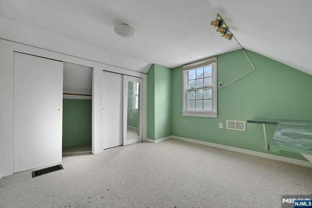 35 Oak Street, Oakland, NJ 07436