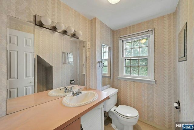 35 Oak Street, Oakland, NJ 07436
