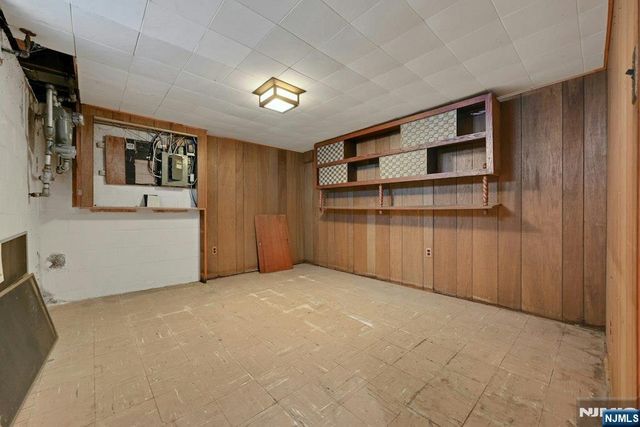 35 Oak Street, Oakland, NJ 07436