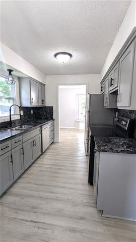 2005 N Plymouth Road, Independence, MO 64058