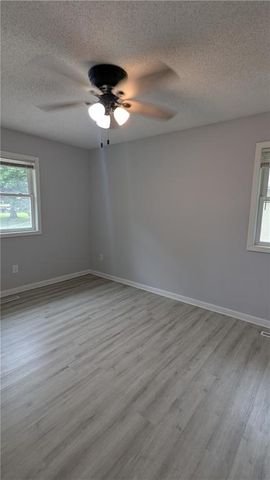 2005 N Plymouth Road, Independence, MO 64058
